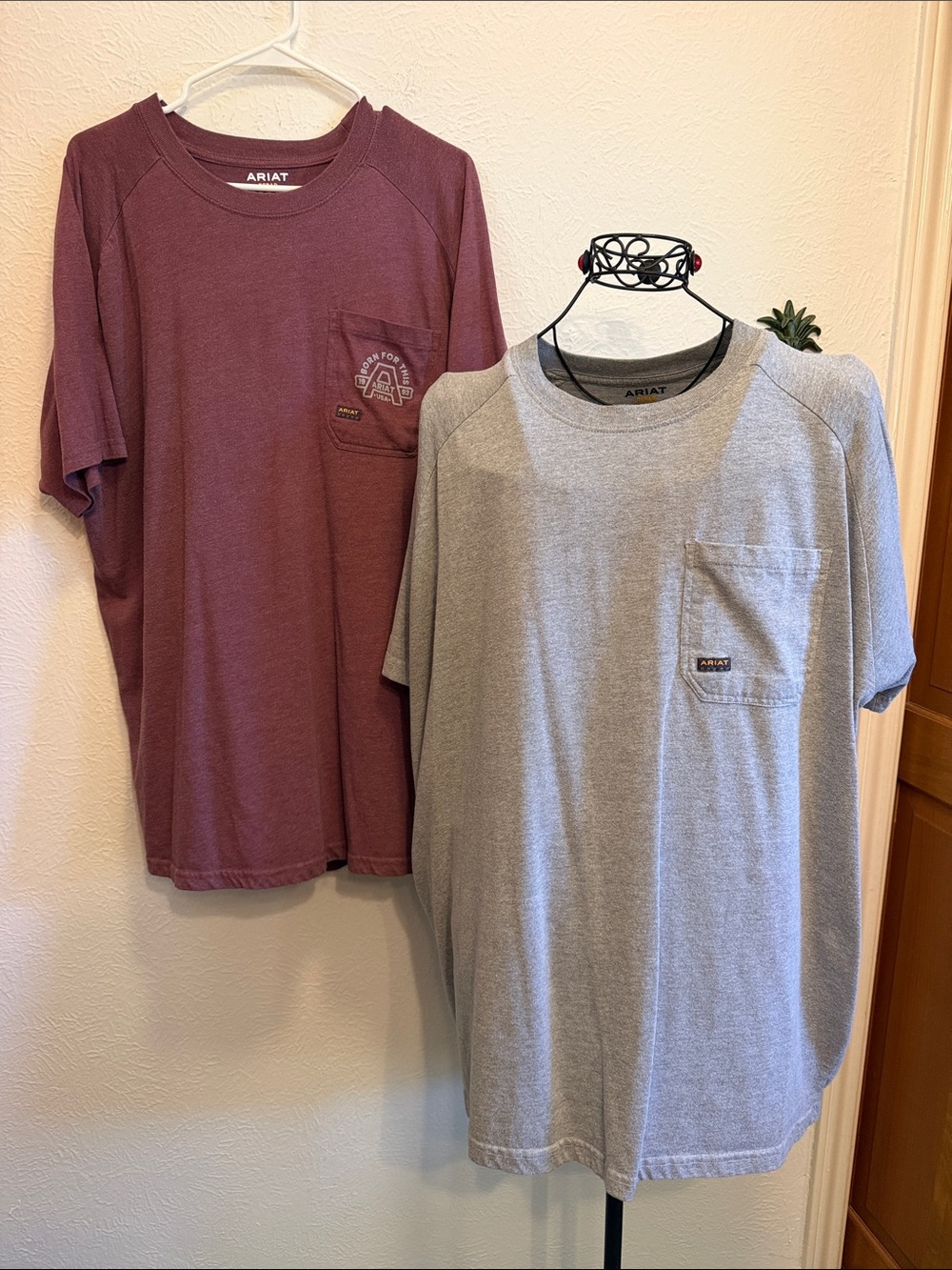 🎬🎬🎬BOGOHO🎬🎬🎬Ariat Short Sleeve Pocket Tee Bundle of 2 Gray & Maroon